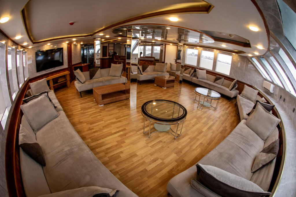 SeaRose II Main saloon