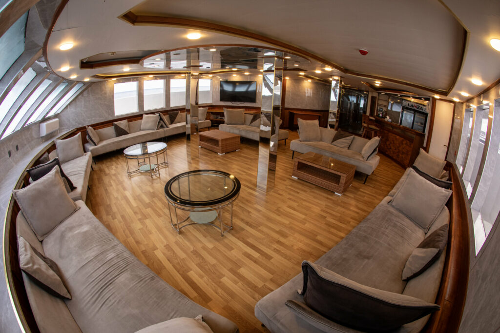 SeaRose II Main saloon