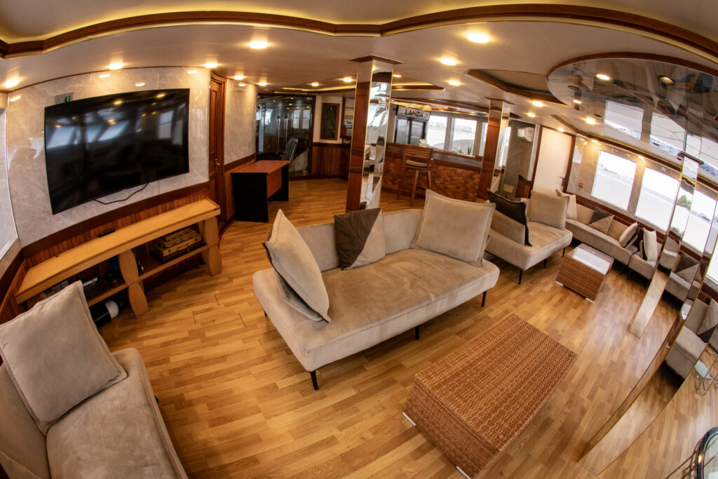 SeaRose II Main saloon
