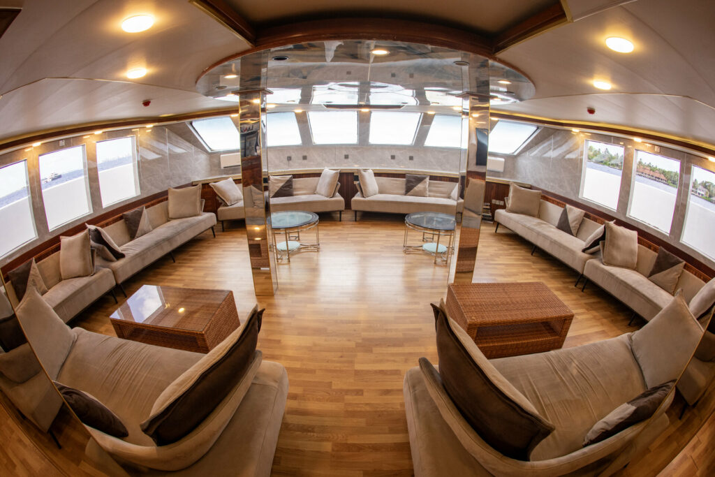 SeaRose II Main saloon